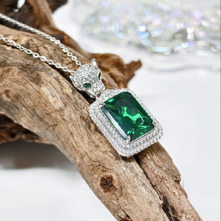 Leopard Head Emerald Pendant | European Fashion Luxury Jewelry thumbnail 4