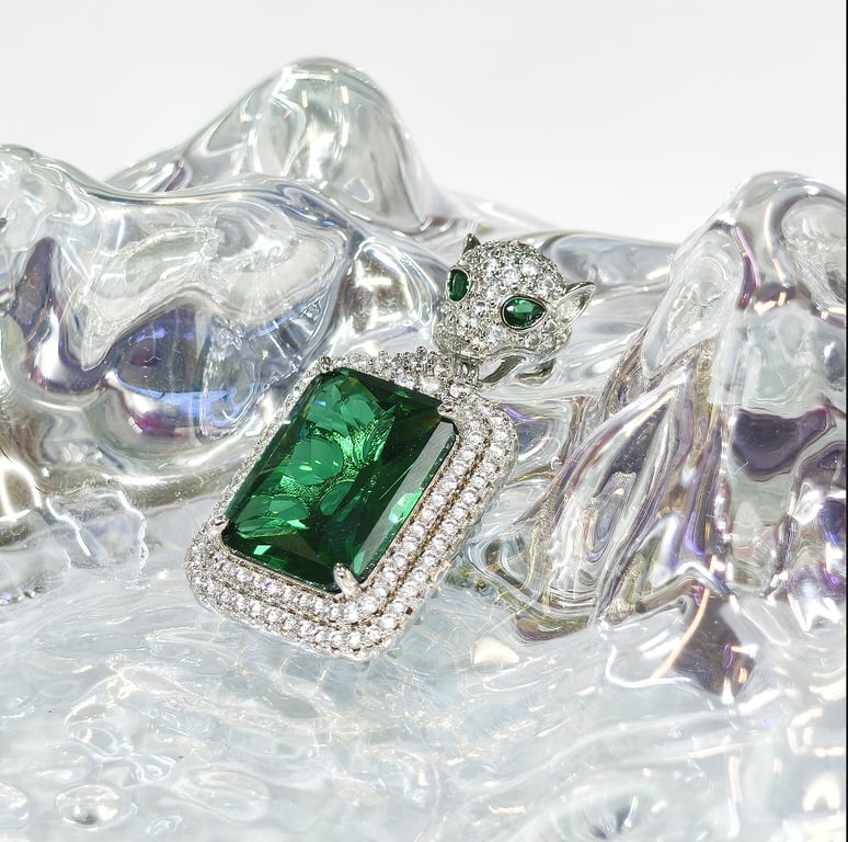 Leopard Head Emerald Pendant | European Fashion Luxury Jewelry thumbnail 5