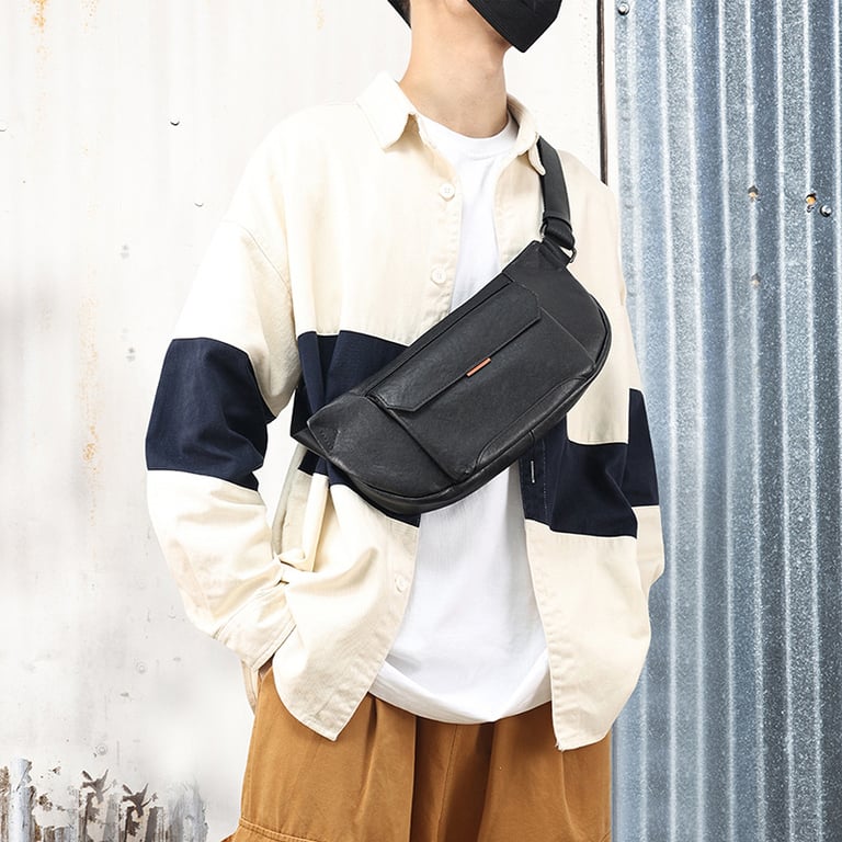 Black Leather Crossbody Bag for Men | Vegetable-Tanned Shoulder Bag